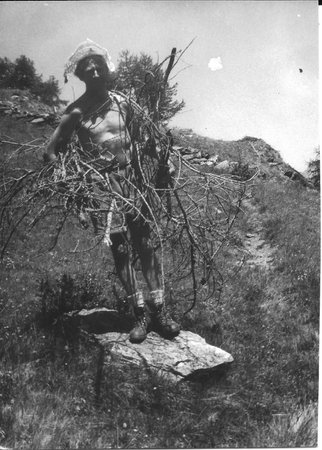 Klaas-deBoer_met_bos_hout_in_Zwitserland.jpg