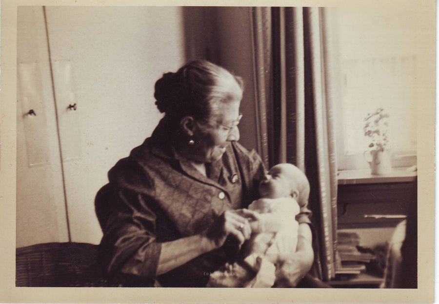 Oma_Maartje_met_Maarten-01.jpg