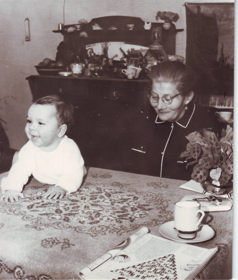 Oma_Maartje_met_Maarten-04.jpg