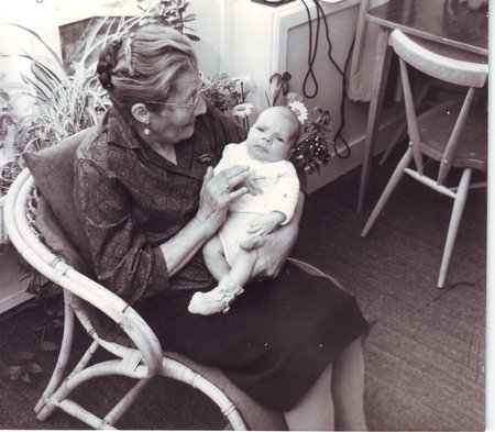 Oma_Maartje_met_Maarten-03.jpg