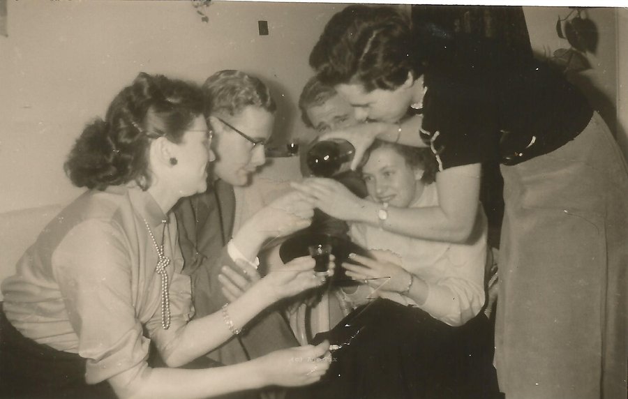 1953_Riet_met_anderen.jpg