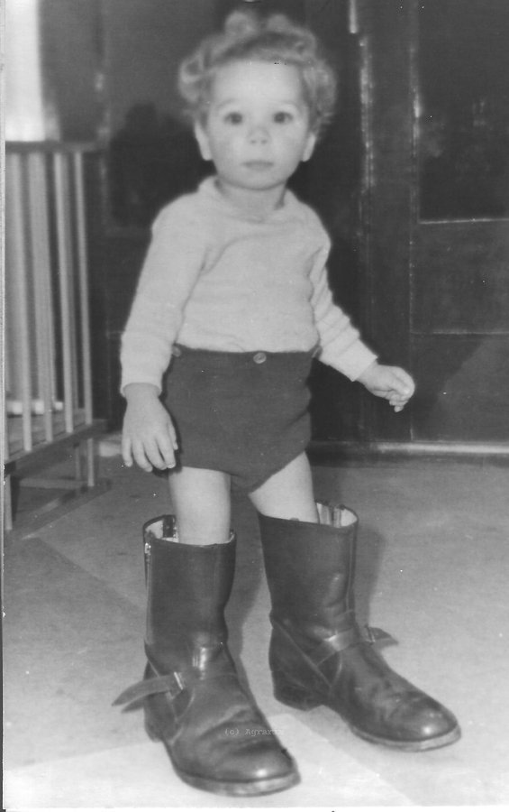 1965_Maarten_met_grote_laarzen.jpg