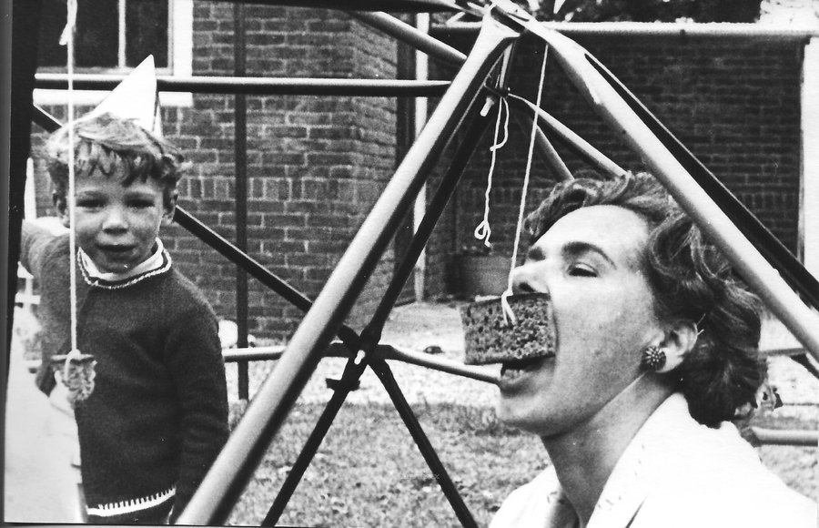 1968_met_Maarten_koekhappen.jpg
