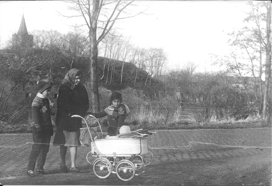Riet-deBoer_met_Ellen_Meeke-Keilman_Maarten_in_kinderwagen.jpg