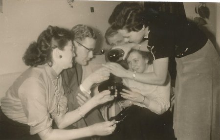 1953_Riet_met_anderen.jpg