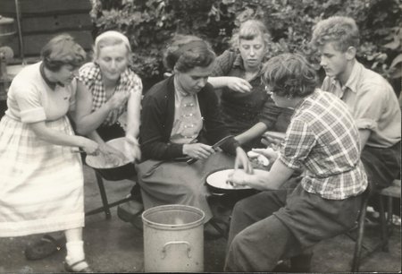 1955_Riet_aardappels_schillen.jpg