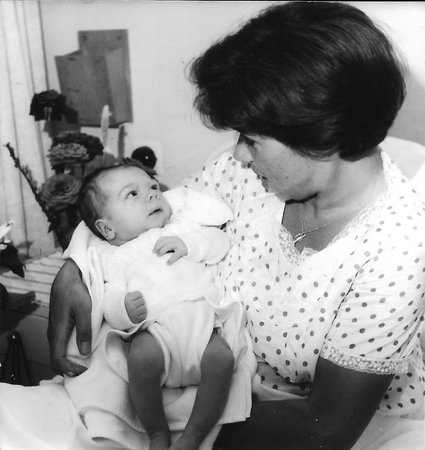 1964_met_Maarten_1wk_oud.jpg
