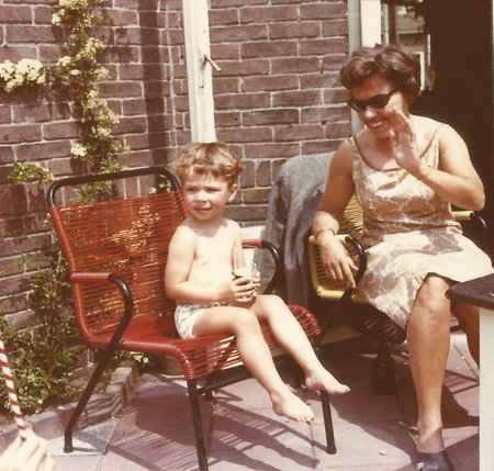 1967_Maarten_Riet_op_terras.jpg