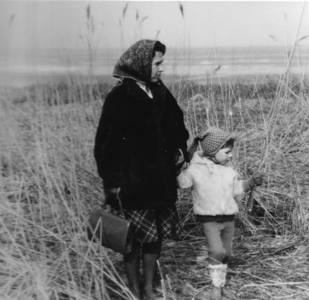 1968_met_Maarten_in_het_riet.jpg